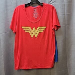 DC Comics Wonder Woman Textured Logo T-Shirt Detachable Cape Womens Large